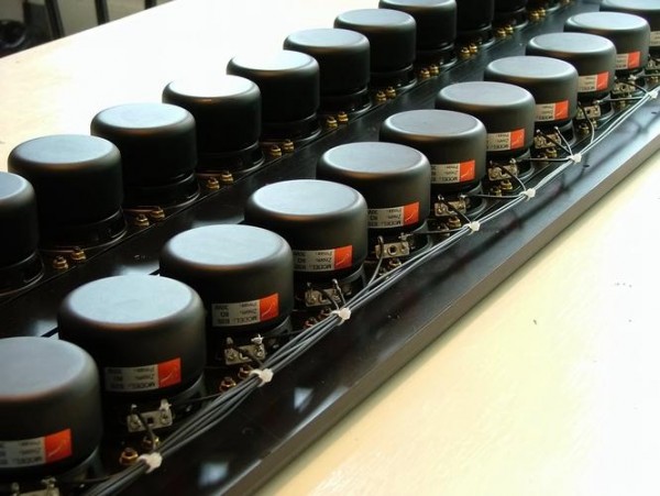 Hoparlör alüminyum plakaya monte edilmiş. / Pipeline_html_m33b8f171.jpg Pipeline_html_m33b8f171.jpg