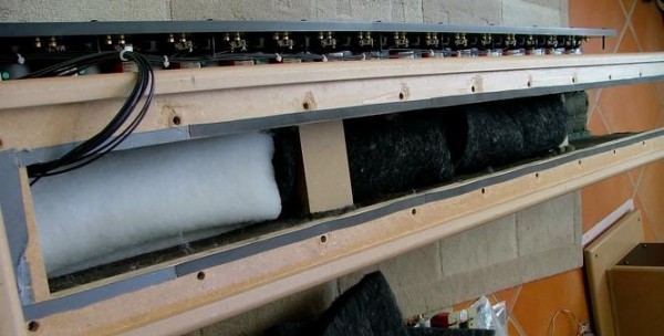 Hoparlörler alüminyum plakayla birlikte kabin üzerindeki MDF veya kontra desteklere monte edilmiş. Alüninyum plaka ile destekler arasınada izolasyon uygulanmış. / Pipeline_html_m79cb7d98.jpg Pipeline_html_m79cb7d98.jpg